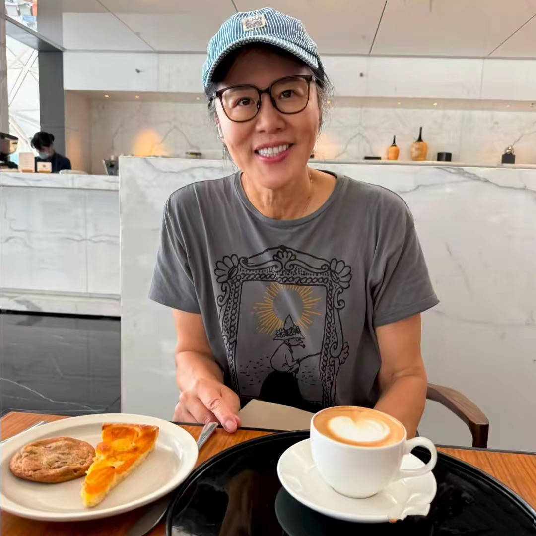 她的手臂看 她的手臂看