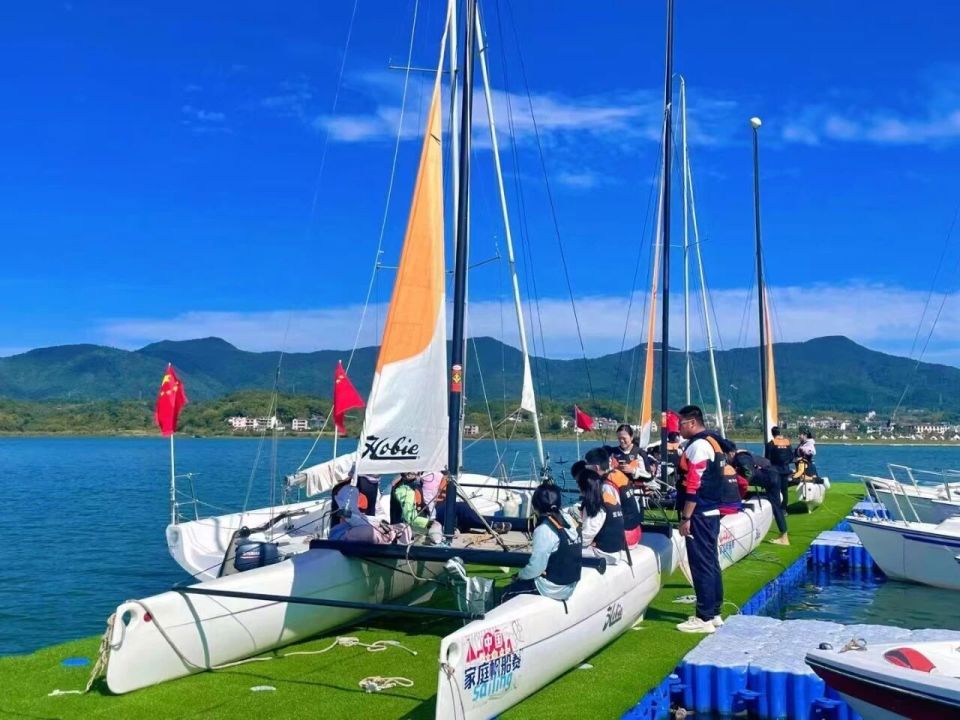 作为全国帆, 基地